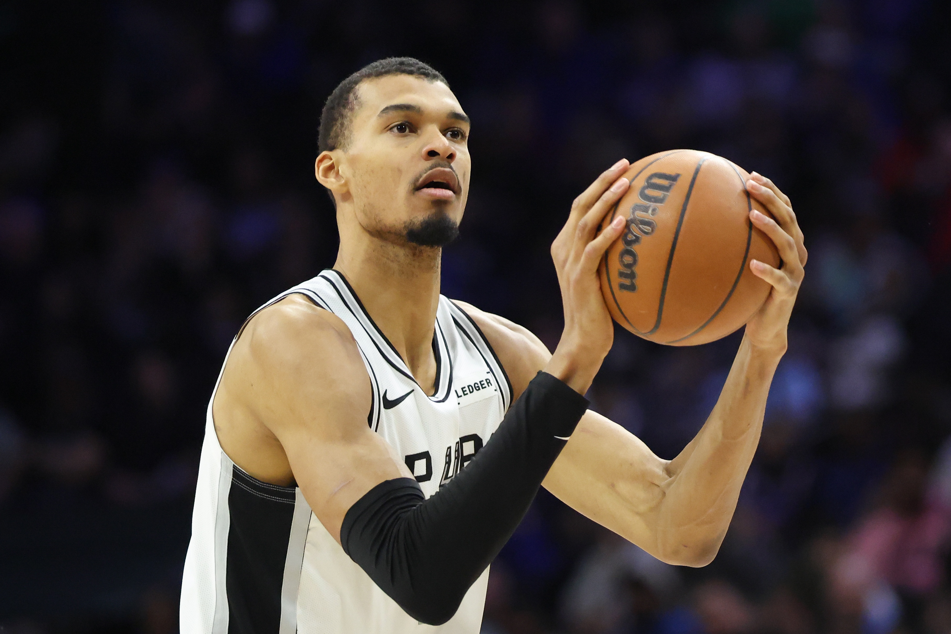 无所不能！文班拿球单打申京 转身后仰跳投打板命中